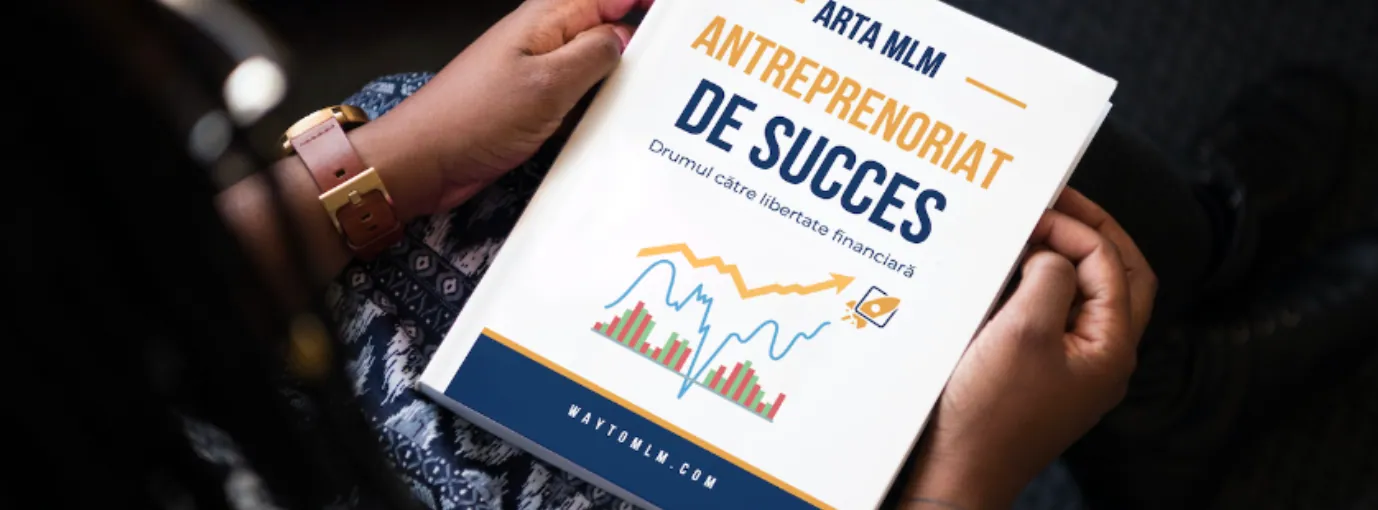 Mâini care țin ebook-ul „Arta MLM: antreprenoriat de succes”